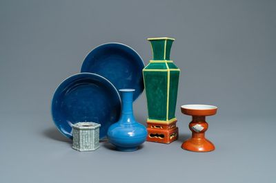 Six pièces en porcelaine de Chine monochrome, 19/20ème