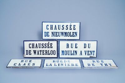 Six plaques de rue en porcelaine de Bruxelles en bleu et blanc, 19ème