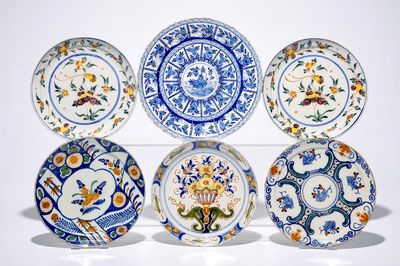 Six plats en faïence de Delft bleu et blanc et polychrome, 18ème