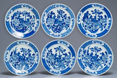 Six plats en porcelaine de Chine bleu et blanc à décor de phénix, 19ème