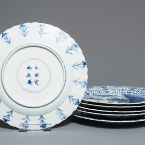 Six plats en porcelaine de Chine bleu et blanc aux décors de la chasse, marques de Chenghua, Kangxi — photo 2