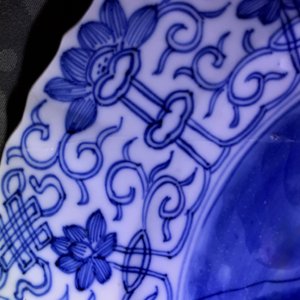 Six plats en porcelaine de Chine bleu et blanc aux décors de la chasse, marques de Chenghua, Kangxi — photo 8