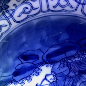 Six plats en porcelaine de Chine bleu et blanc aux décors de la chasse, marques de Chenghua, Kangxi — photo 9