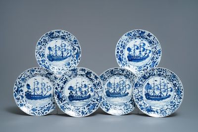 Six plats en porcelaine de Chine en bleu et blanc à décor de navires du VOC, Kangxi