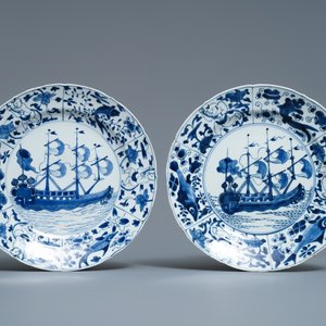 Six plats en porcelaine de Chine en bleu et blanc à décor de navires du VOC, Kangxi — photo 6