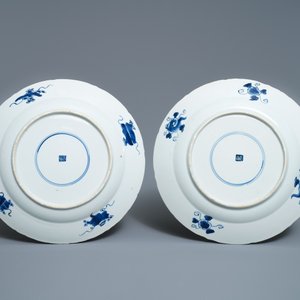 Six plats en porcelaine de Chine en bleu et blanc à décor de navires du VOC, Kangxi — photo 7