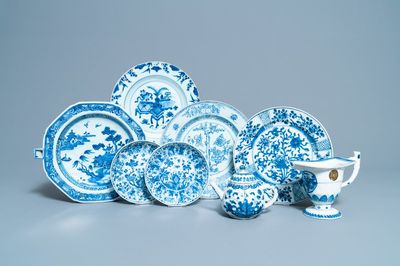 Six plats, une théière et une aiguière en porcelaine de Chine en bleu et blanc, Kangxi et après