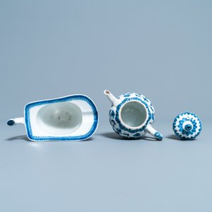 Six plats, une théière et une aiguière en porcelaine de Chine en bleu et blanc, Kangxi et après — photo 12