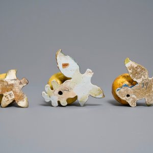Six polychrome Dutch Delft models of apples, grapes and pears, 18th C. — photo 3