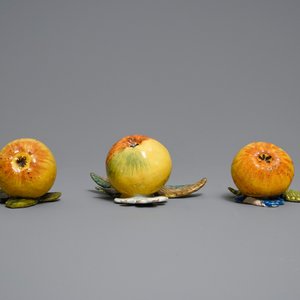 Six polychrome Dutch Delft models of apples, grapes and pears, 18th C. — photo 6