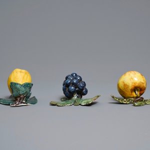 Six polychrome Dutch Delft models of apples, grapes and pears, 18th C. — photo 10