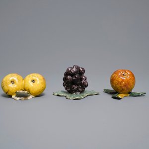 Six polychrome Dutch Delft models of apples, grapes and pears, 18th C. — photo 12