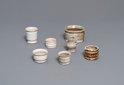 Six pots à onguent en faïence blanche de Delft et une miniature en grès de Raeren, 16/17ème