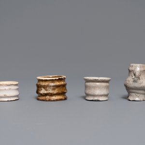 Six pots à onguent en faïence blanche de Delft et une miniature en grès de Raeren, 16/17ème — photo 11