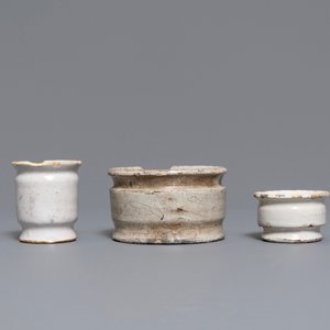 Six pots à onguent en faïence blanche de Delft et une miniature en grès de Raeren, 16/17ème — photo 4