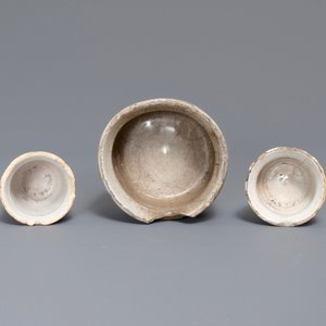 Six pots à onguent en faïence blanche de Delft et une miniature en grès de Raeren, 16/17ème — photo 6