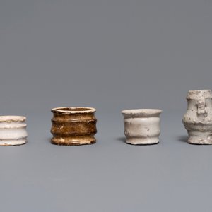 Six pots à onguent en faïence blanche de Delft et une miniature en grès de Raeren, 16/17ème — photo 9