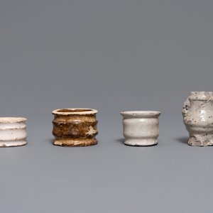 Six pots à onguent en faïence blanche de Delft et une miniature en grès de Raeren, 16/17ème — photo 10