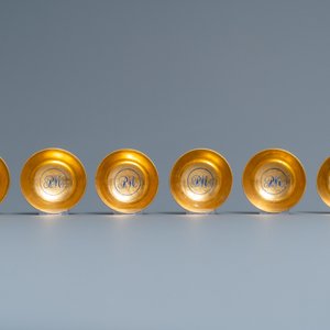 Six rare Chinese monogrammed gilt-ground cups and saucers, Yongzheng/Qianlong — 照片 12