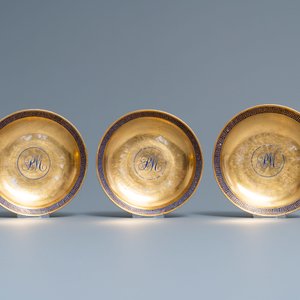 Six rare Chinese monogrammed gilt-ground cups and saucers, Yongzheng/Qianlong — 照片 2