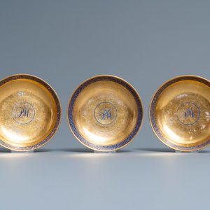 Six rare Chinese monogrammed gilt-ground cups and saucers, Yongzheng/Qianlong — 照片 3