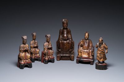 Six sculptures de dignitaires et de gardiens en bois partiellement doré, Chine, Ming et postérieur