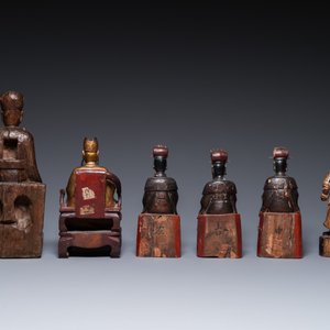 Six sculptures de dignitaires et de gardiens en bois partiellement doré, Chine, Ming et postérieur — photo 4