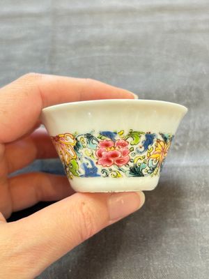 Six sets of Chinese famille rose cups and saucers, Yongzheng/Qianlong — photo 37