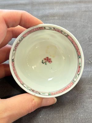 Six sets of Chinese famille rose cups and saucers, Yongzheng/Qianlong — 照片 17