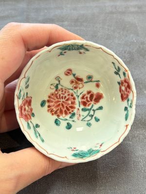 Six sets of Chinese famille rose cups and saucers, Yongzheng/Qianlong — 照片 29