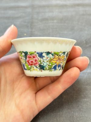 Six sets of Chinese famille rose cups and saucers, Yongzheng/Qianlong — 照片 39