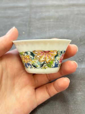 Six sets of Chinese famille rose cups and saucers, Yongzheng/Qianlong — 照片 40