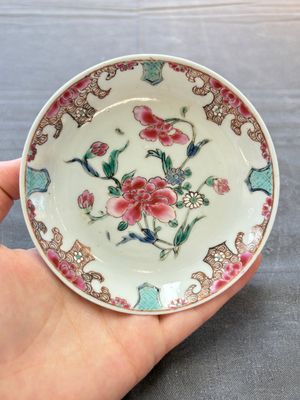 Six sets of Chinese famille rose cups and saucers, Yongzheng/Qianlong — 照片 5