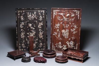Six socles en bois sculpté et trois plateaux incrustés de nacre, Chine, 19/20ème