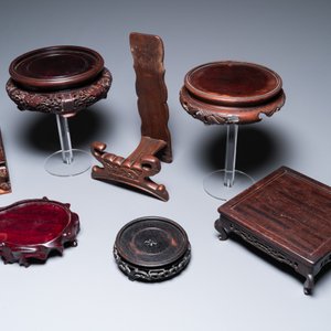 Six socles en bois sculpté et trois plateaux incrustés de nacre, Chine, 19/20ème — photo 6
