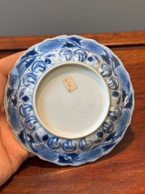 Six soucoupes en porcelaine de Chine en bleu et blanc à décor d'acupuncture, Kangxi — photo 5