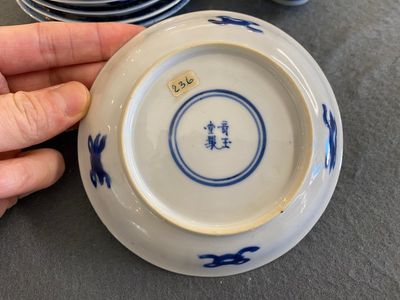 Six soucoupes et cinq tasses en porcelaine de Chine en bleu et blanc, marque Qi Yu Tang Zhi 奇玉堂製 , Kangxi — photo 2
