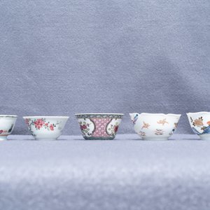 Six soucoupes et cinq tasses en porcelaine de Chine famille rose, Kangxi et après — photo 13
