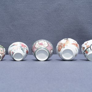Six soucoupes et cinq tasses en porcelaine de Chine famille rose, Kangxi et après — photo 15