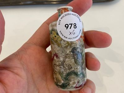 Six tabatières en porcelaine de Chine à décor de dragons et de lions bouddhistes, 19/20ème — photo 2