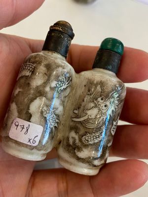 Six tabatières en porcelaine de Chine à décor de dragons et de lions bouddhistes, 19/20ème — photo 9