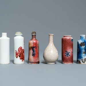 Six tabatières en porcelaine de Chine en bleu et blanc et rouge de cuivre, 19/20ème — photo 3