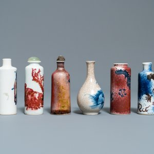 Six tabatières en porcelaine de Chine en bleu et blanc et rouge de cuivre, 19/20ème — photo 4