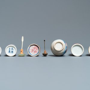 Six tabatières en porcelaine de Chine en bleu et blanc et rouge de cuivre, 19/20ème — photo 6