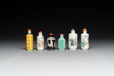 Six tabatières variées en porcelaine de Chine famille verte et rose, marque shou, 19/20ème