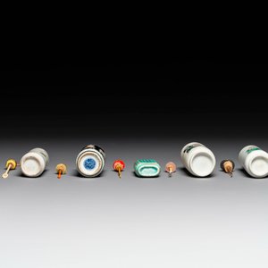 Six tabatières variées en porcelaine de Chine famille verte et rose, marque shou, 19/20ème — photo 6