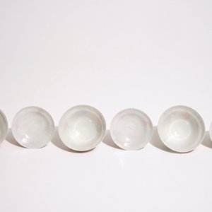 Six tasses couvertes et soucoupes en porcelaine coquille d'oeuf de Japon, Meiji, 19ème — photo 9