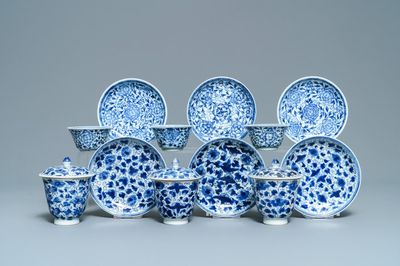 Six tasses (couvertes) et soucoupes en porcelaine de Chine en bleu et blanc, Kangx