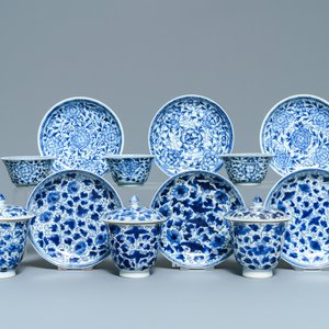 Six tasses (couvertes) et soucoupes en porcelaine de Chine en bleu et blanc, Kangx — photo 1