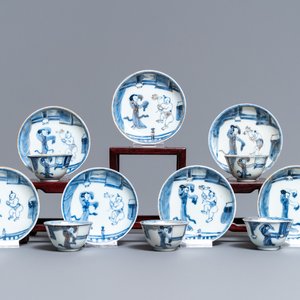 Six tasses et sept soucoupes en porcelaine de Chine bleu et blanc à dorure, Kangxi/Yongzheng — photo 1